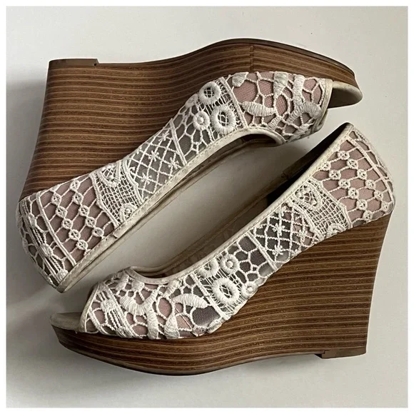 American Eagle Lolita Lace Peep Toe Wedge Heel - Picture 2 of 8